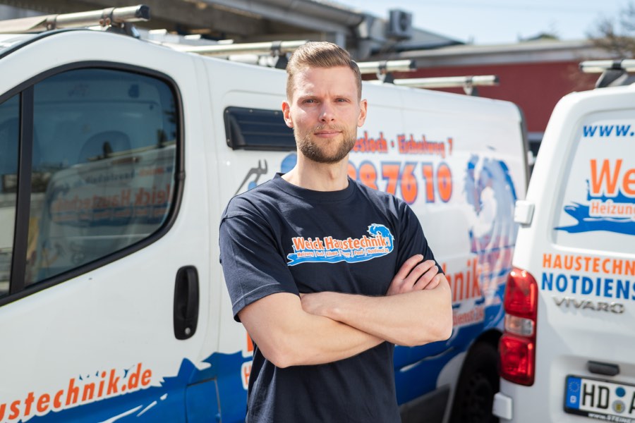 Weick Servicetechniker mit Notdienst-Fahrzeugen