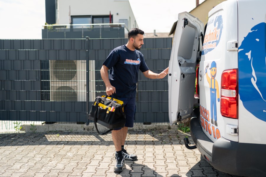 Weick Servicetechniker mit Werkzeugkoffer